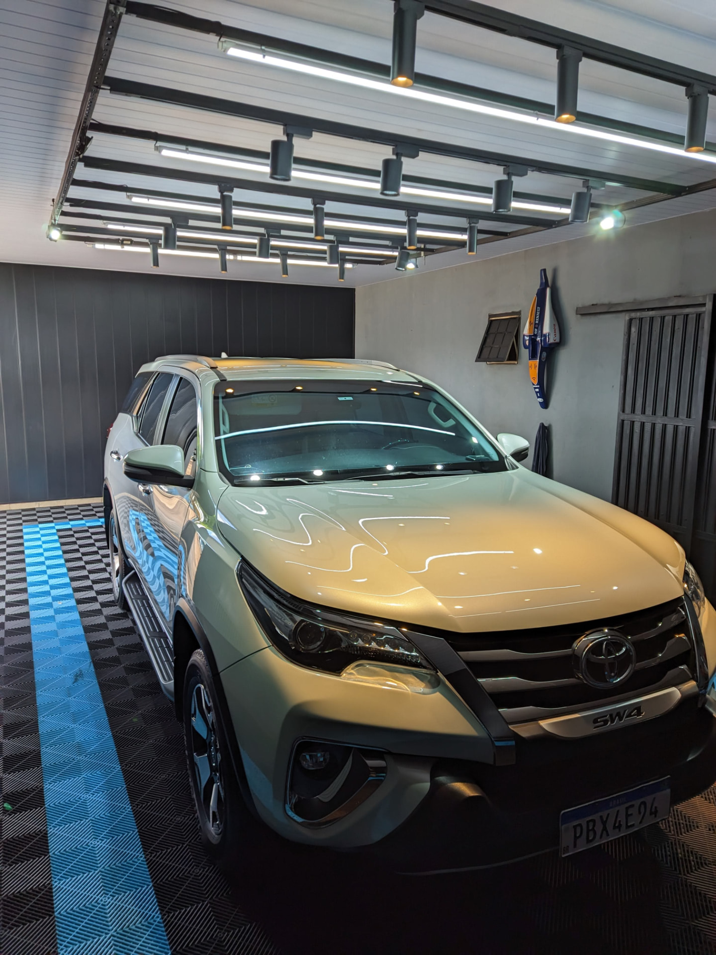 SUV com pintura espelhada após polimento técnico