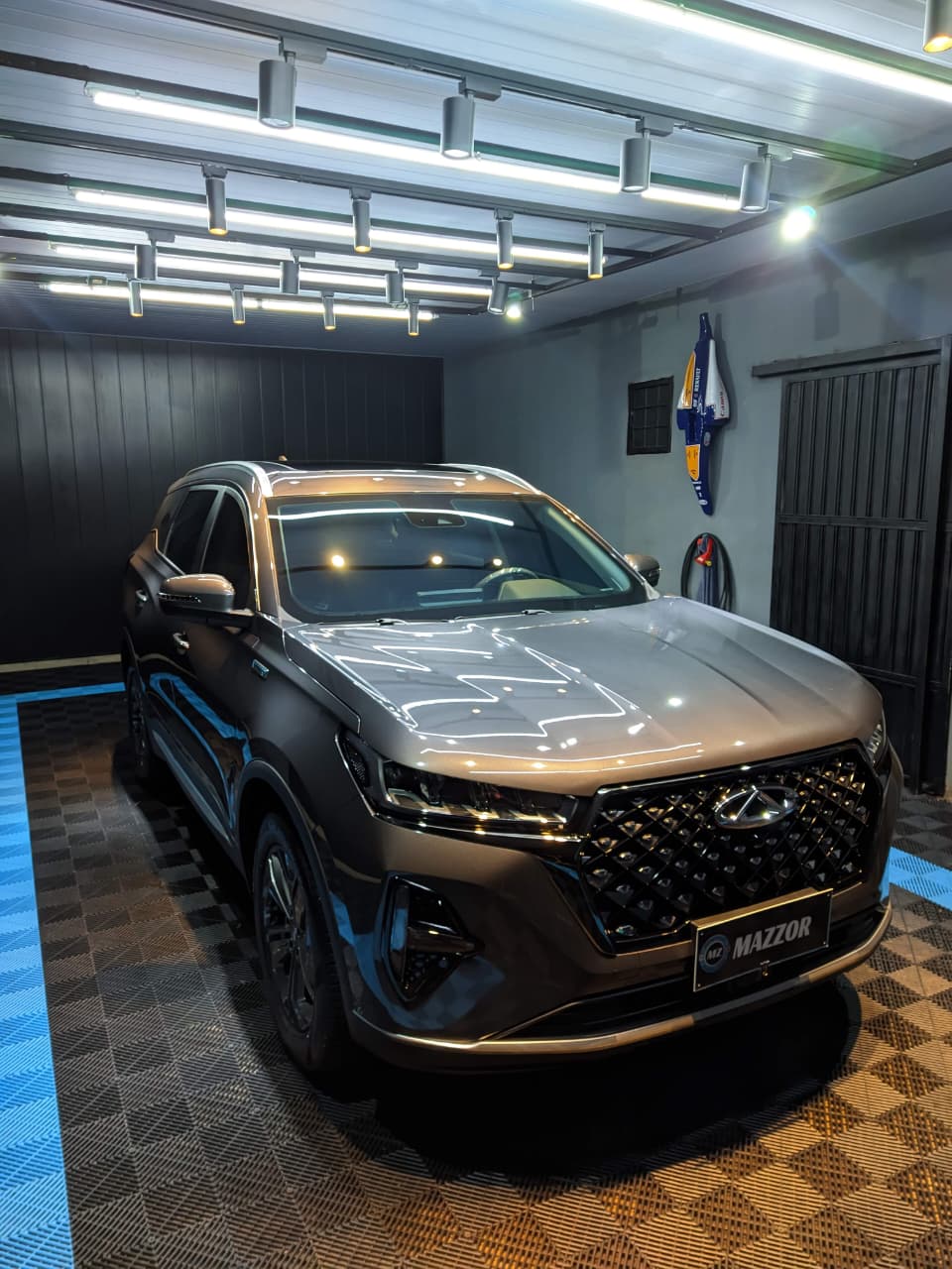 SUV bronze com brilho espelhado